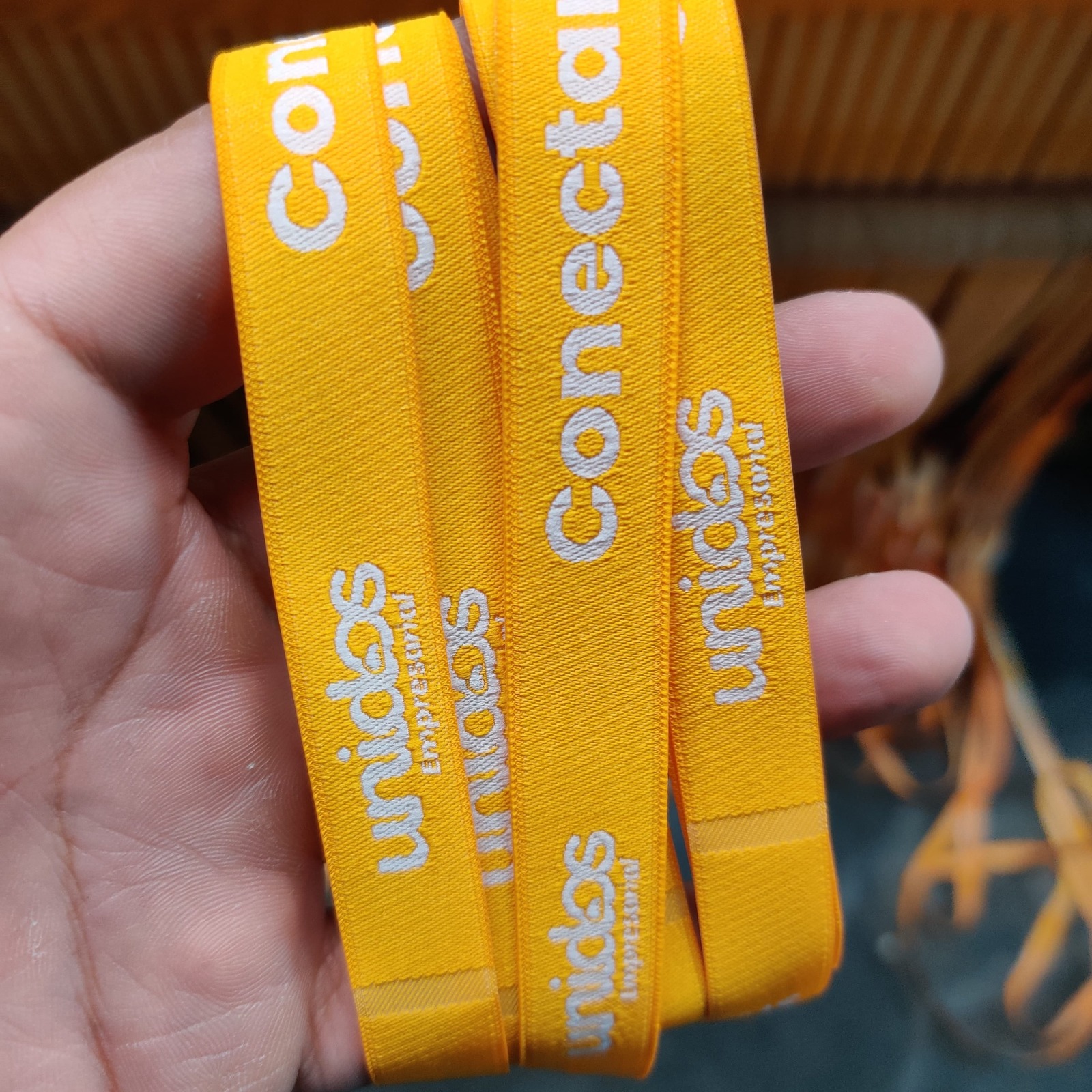 Pulseras bordadas amarillas personalizadas en mano
